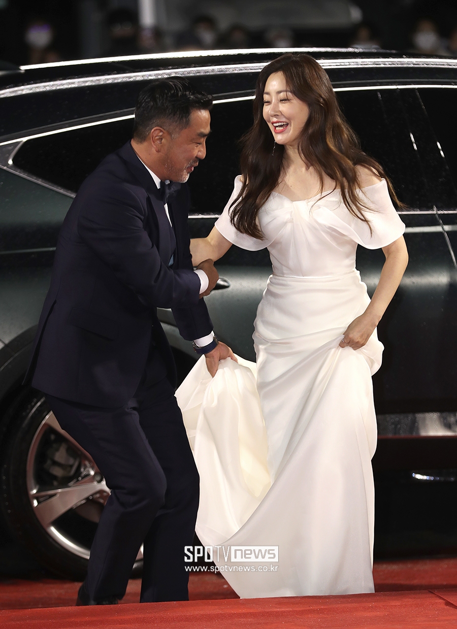[포토S] 오나라 드레스 잡아주는 류승룡
