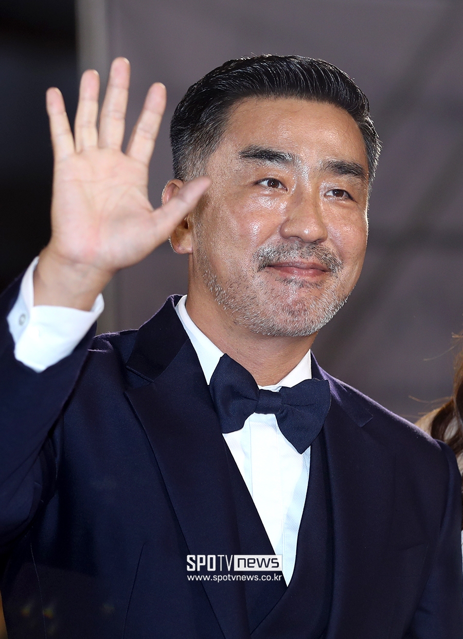[포토S] 류승룡, 젠틀한 손인사