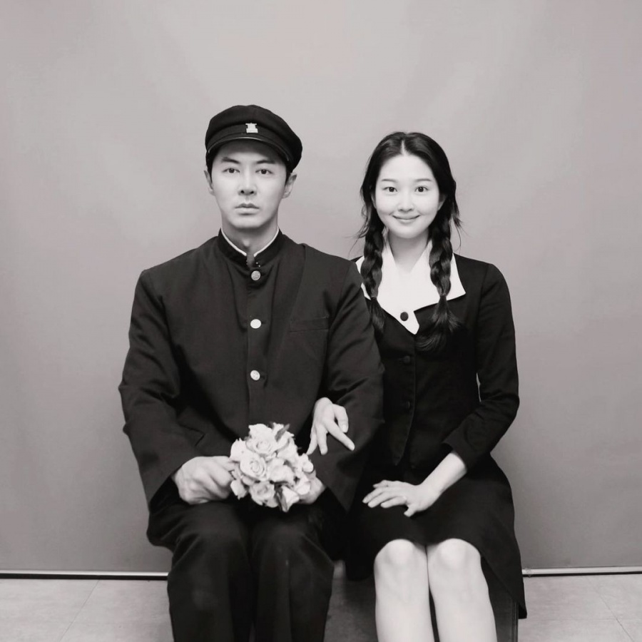전진♥류이서, 풋풋한 옛날 교복 데이트…"1970년대 분위기 물씬"