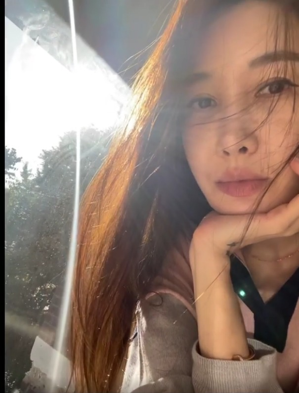 '엄태웅♥' 윤혜진, 안 그래도 빛나는 외모인데…"햇빛 받아보려 안간힘"