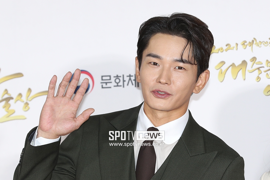 [포토S] 온주완, 젠틀한 손인사