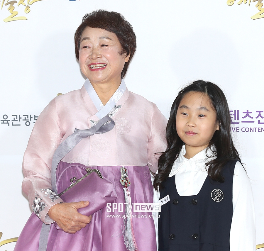 [포토S] 성우 최수민, 사랑스러운 손녀와 함께