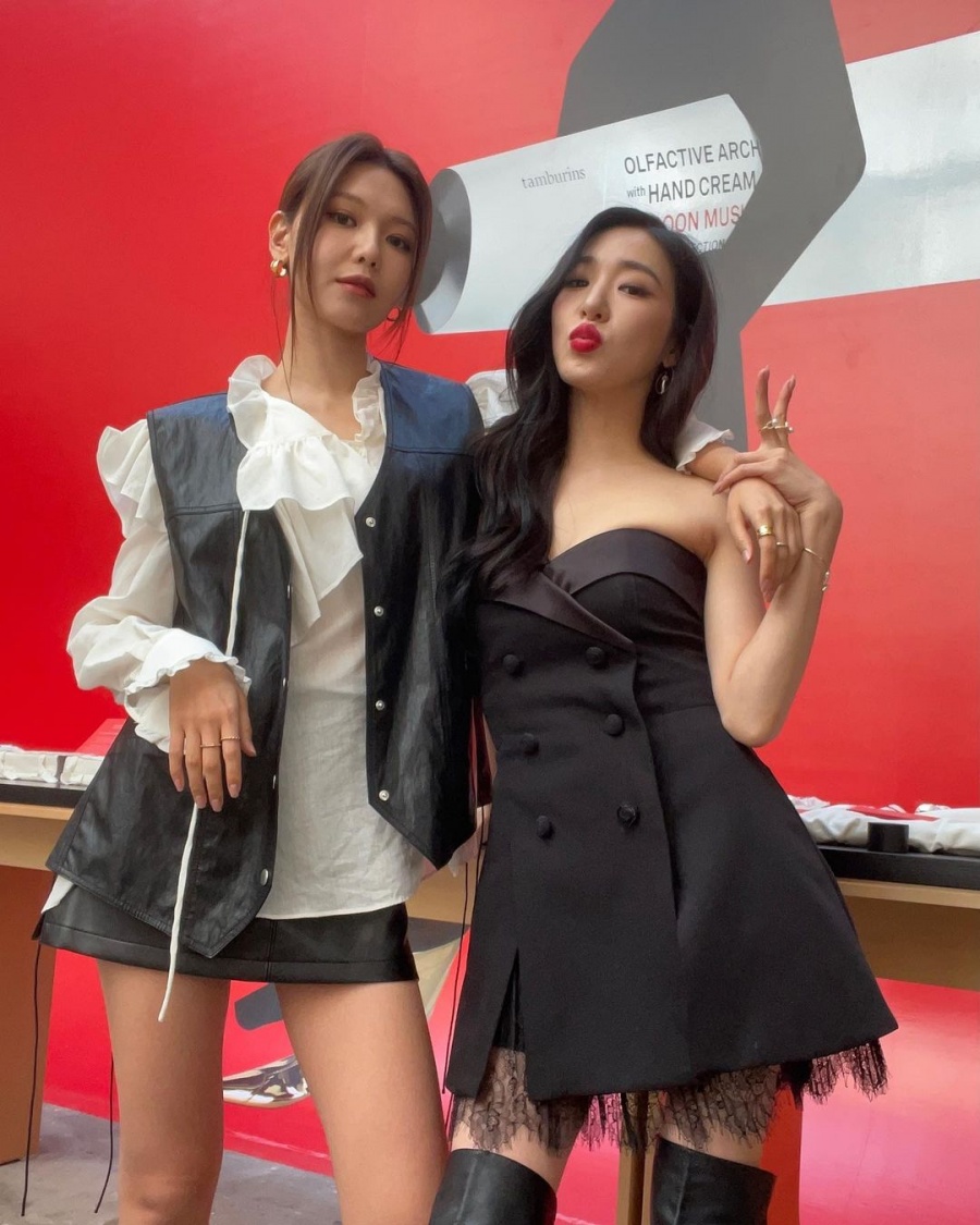 수영은 각선미 자랑, 티파니는 어깨 자랑…하루가 멀다 하고 만나는 '찐친'