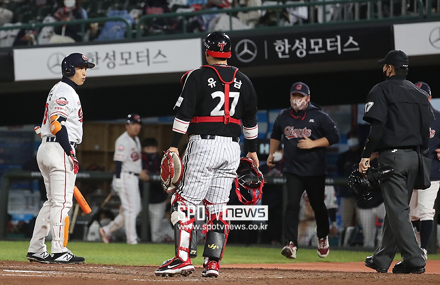 [포토S] 손아섭, 삼진 판정에 항의