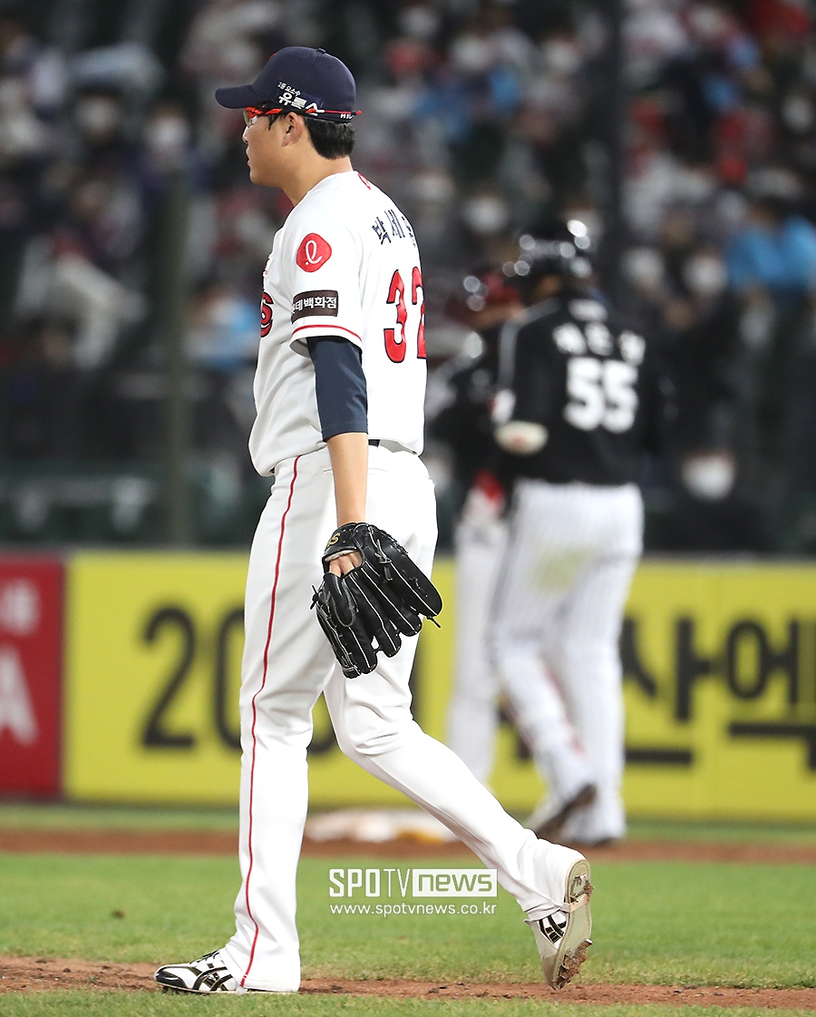 [포토S] 박세웅, 채은성에게 밀어내기 볼넷 허용