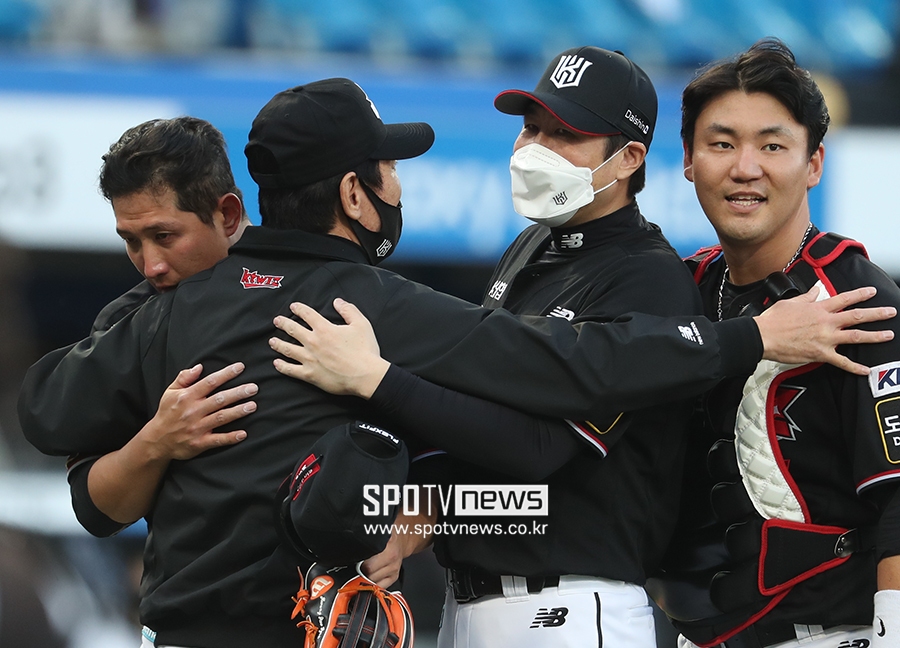 [포토S] 황재균과 유한준을 안아주는 이강철 감독