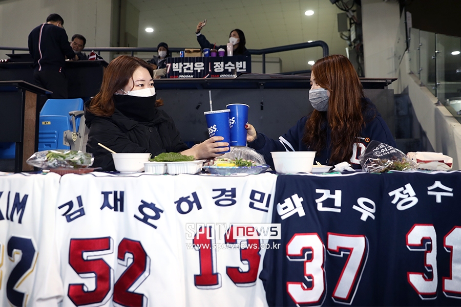 [포토S] 야구장에서 맥주 짠!
