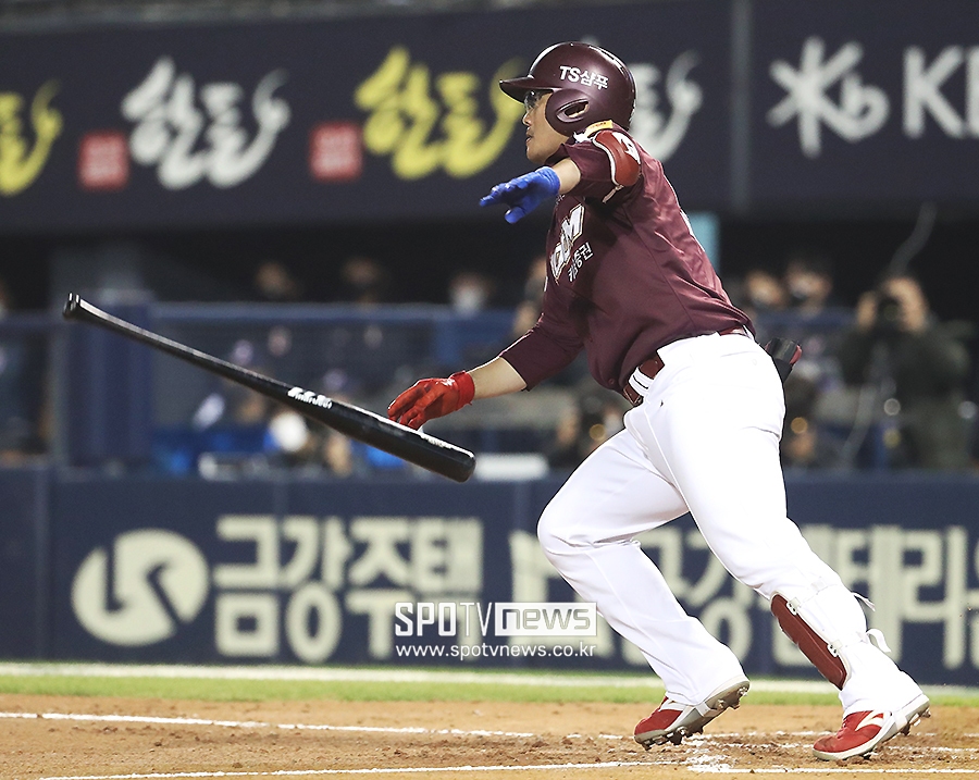 [포토S] 이지영, 곽빈 상대로 선취 1타점 적시타 쾅!