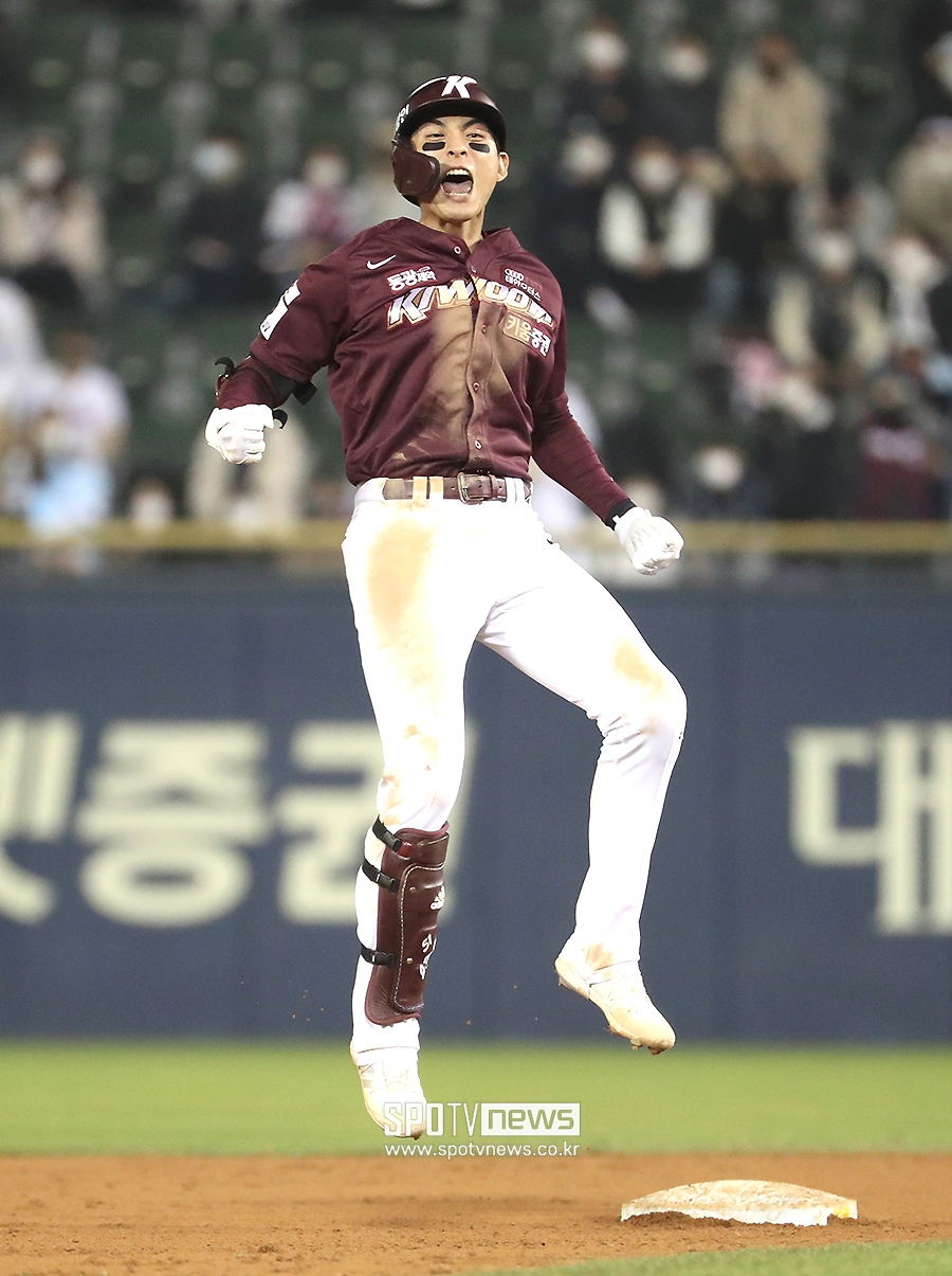 [포토S] 역전 2타점 적시타 이정후, 짜릿한 포효!
