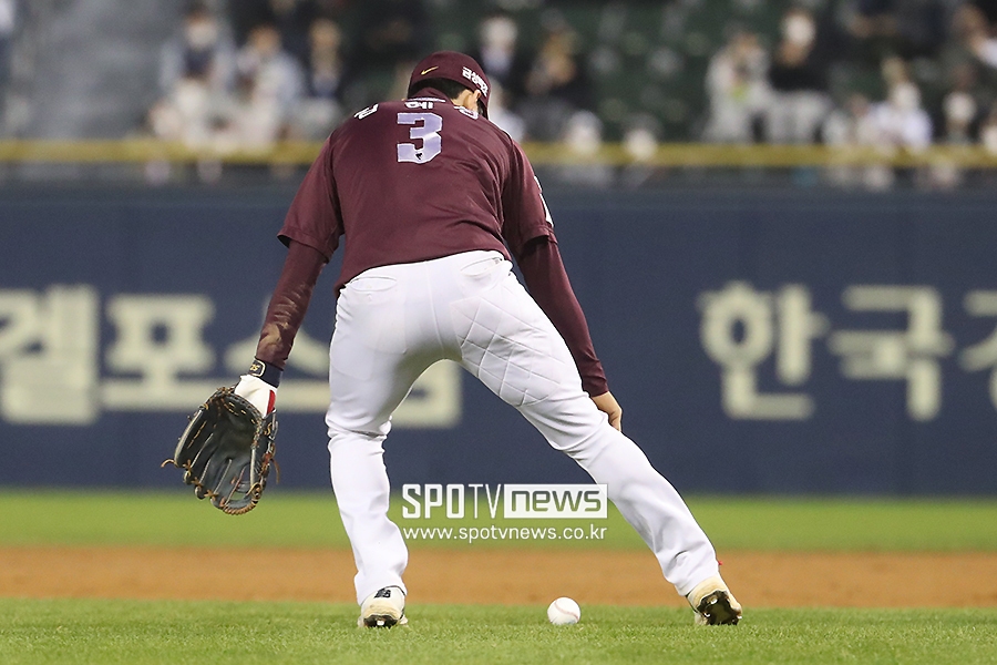[포토S] 타구 놓친 김혜성, '이런 실수를'