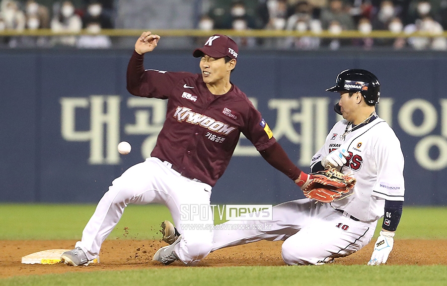 [포토S] 박세혁, '공 빠졌다!'