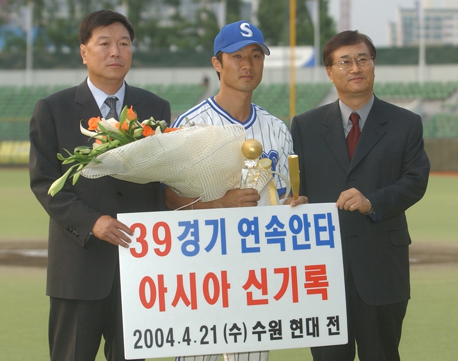 [이재국의 야구여행] "야구게임 카드에서 봤던 분이 우리 감독님"…'레전드 타격왕' 박종호의 수구초심과 모래론