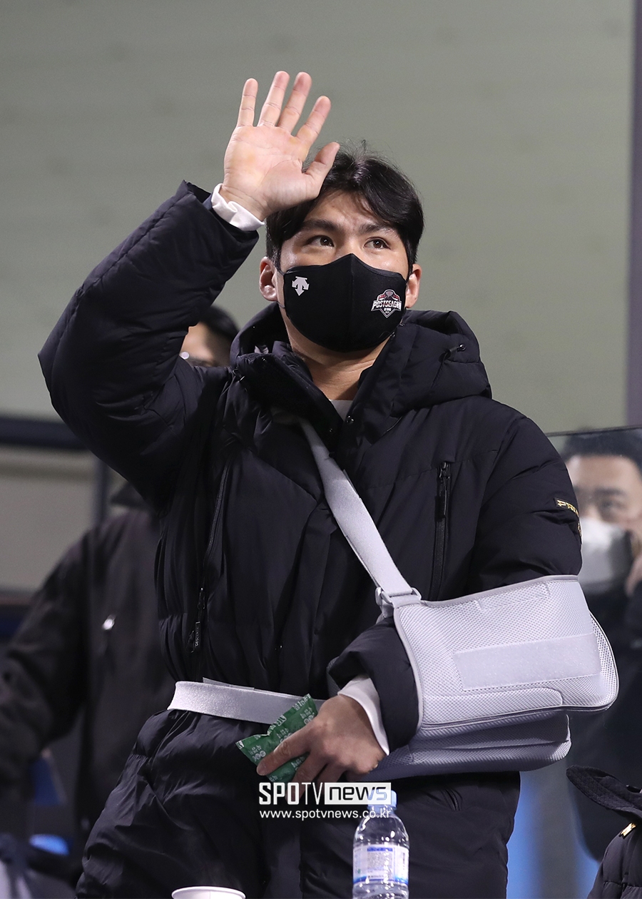 [포토S] 부상 오지환, 관중석에서 동료들 응원