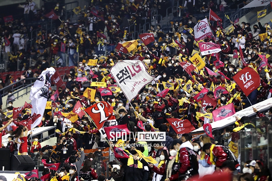 [포토S] 뜨거운 응원 펼치는 LG 팬들