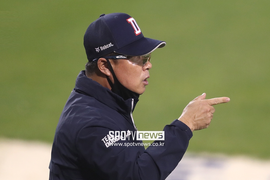 [포토S] 심판에게 어필하는 김태형 감독