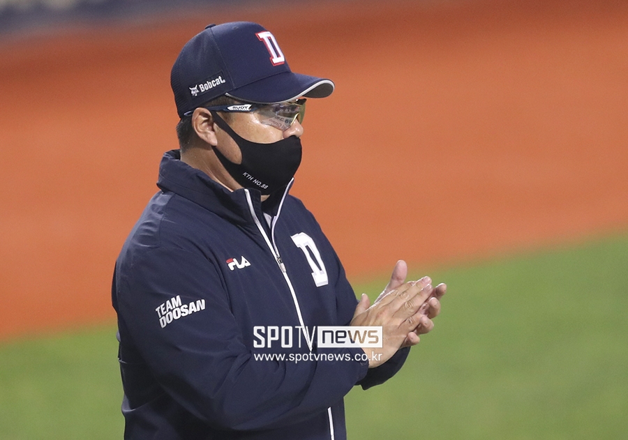 [포토S] 선수단 향해 박수 보내는 김태형 감독