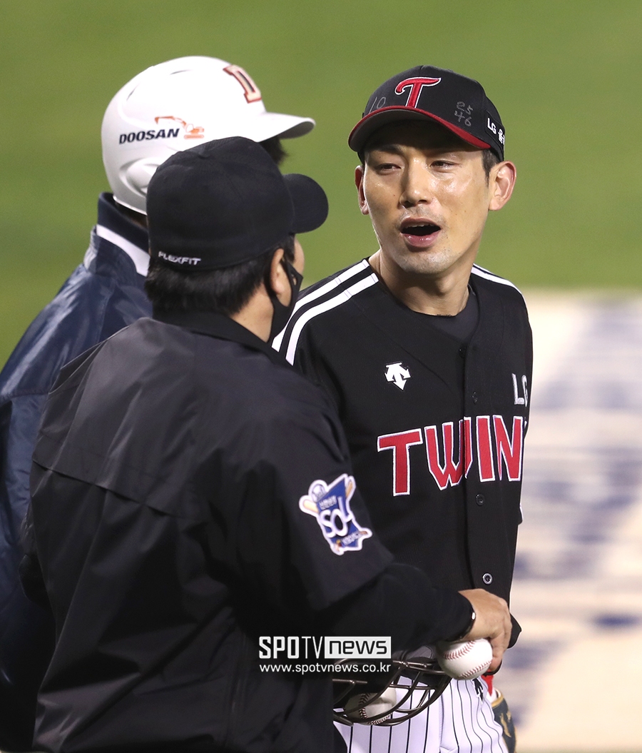 [포토S] 심판과 대화 나누는 서건창