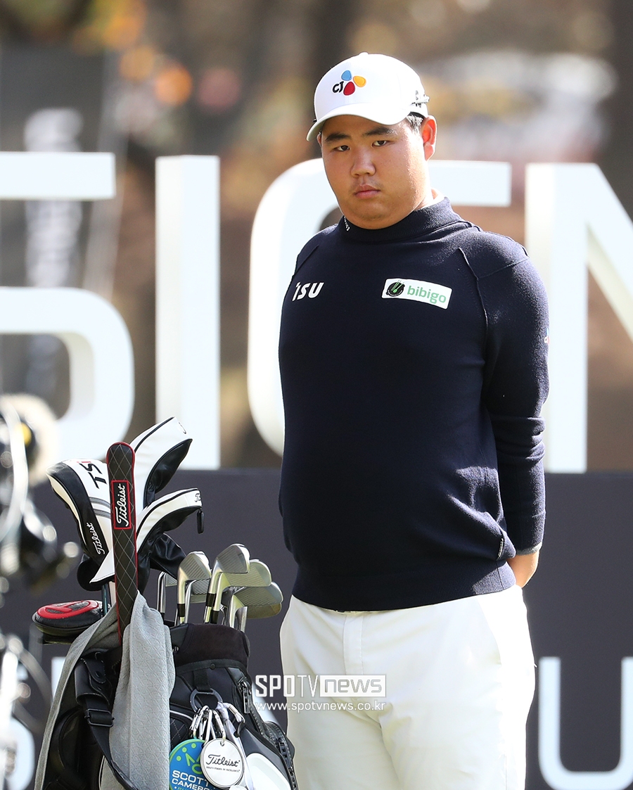 [포토S] 김주형, '스트레칭으로 몸을 풀고'