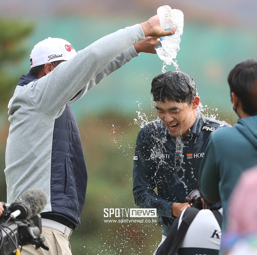[포토S] 김비오, 짜릿한 우승 물세례!