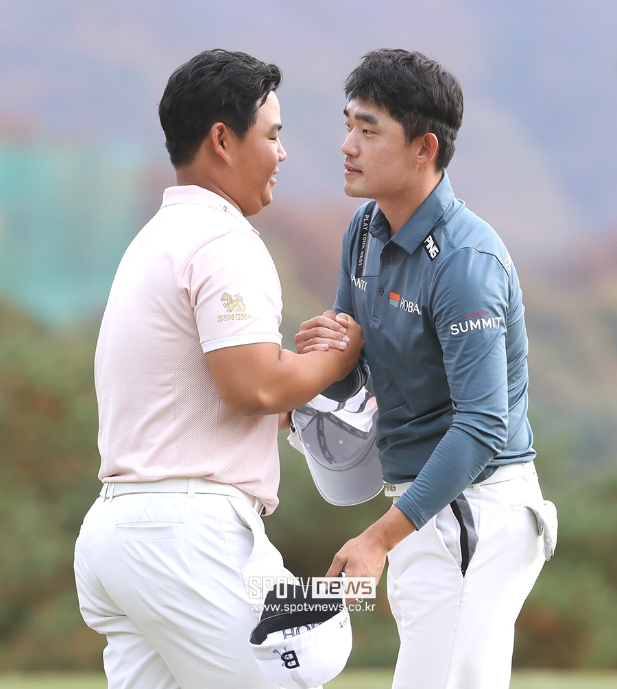 [포토S] 김비오-김주형, 멋진 승부 펼치고 뜨거운 악수