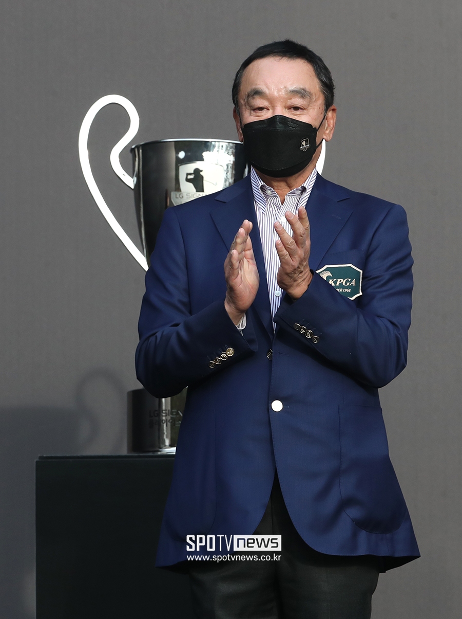 [포토S] 우승자 김비오에게 박수 보내는 KPGA 구자철 회장