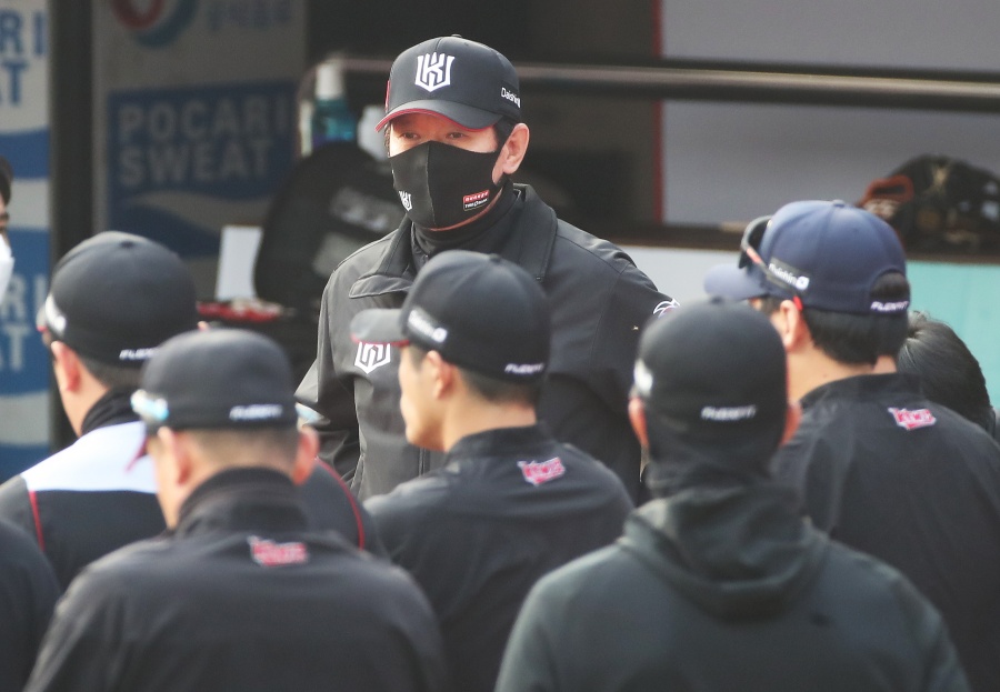 대표팀 인연이 만든 훈훈 풍경… kt의 '스파링 파트너' 나선 한화