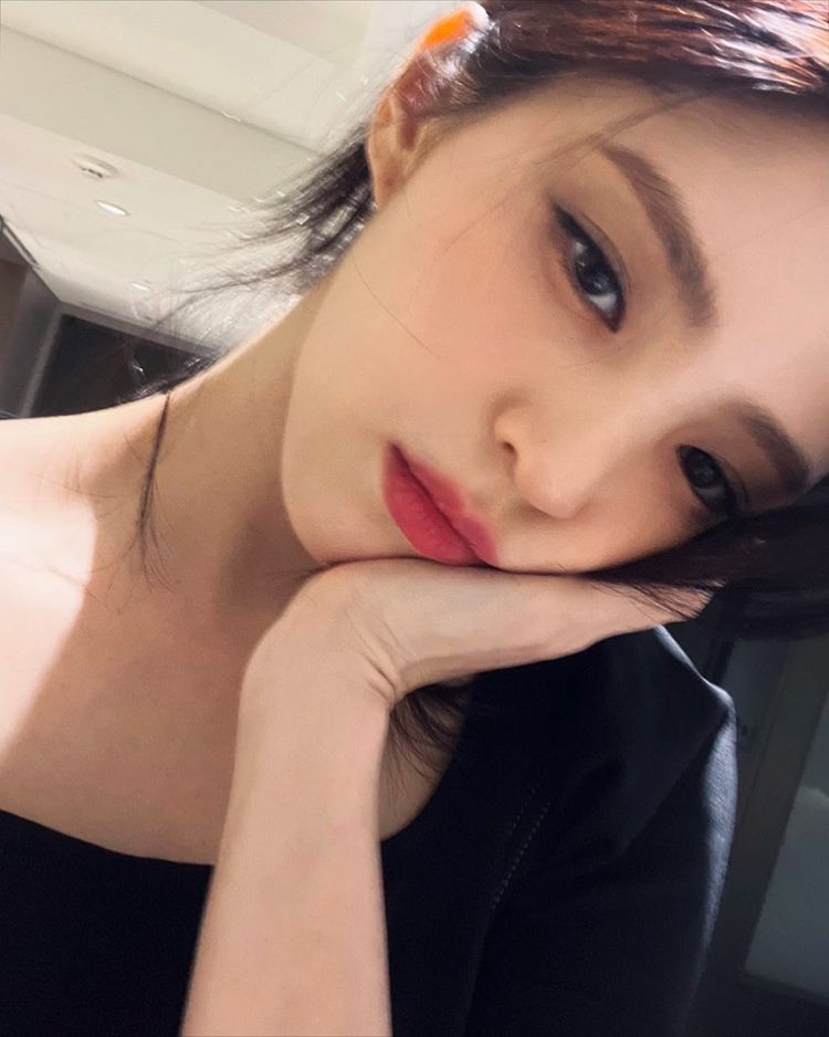 한소희, 졸린 눈인데도 빛나는 미모…막 찍어도 여신이네
