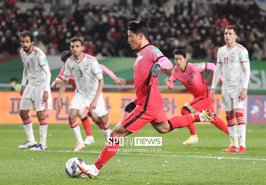 [포토S] 선취골 넣는 황희찬