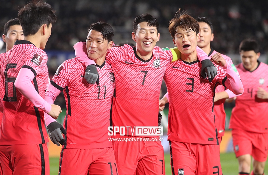 [포토S] 황희찬 선제골에 기뻐하는 손흥민