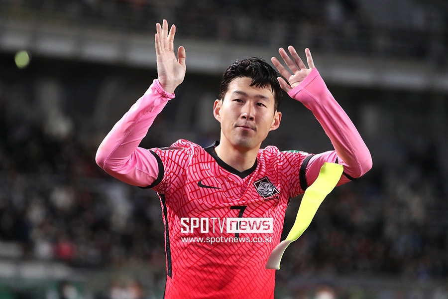 [포토S] 손흥민, 팬들에게 이 ㄴ사