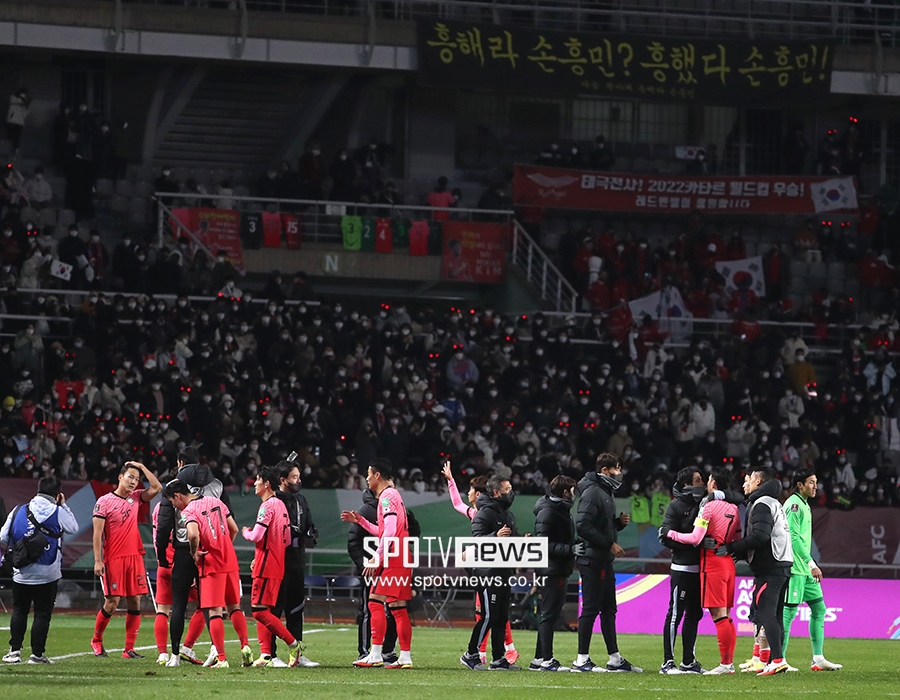 [포토S] 많은 팬들 앞에서 승리 거둔 축구대표팀