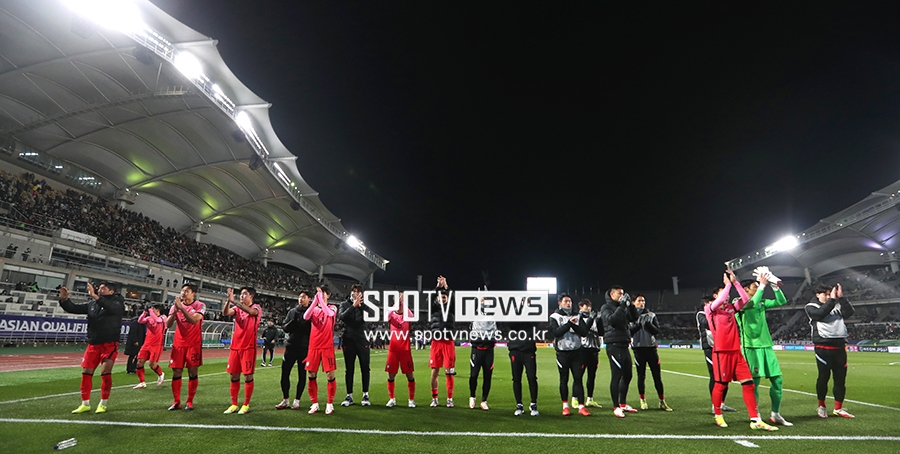 [포토S] 1-0 승리한 한국, 팬들에게 감사의 인사
