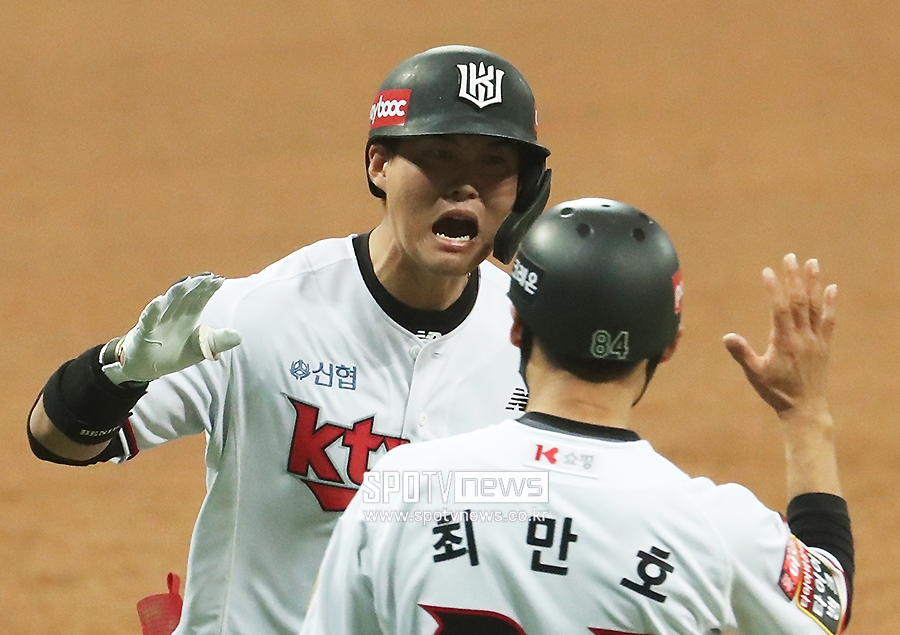 [포토S] 배정대, 이영하 상대로 역전 솔로포