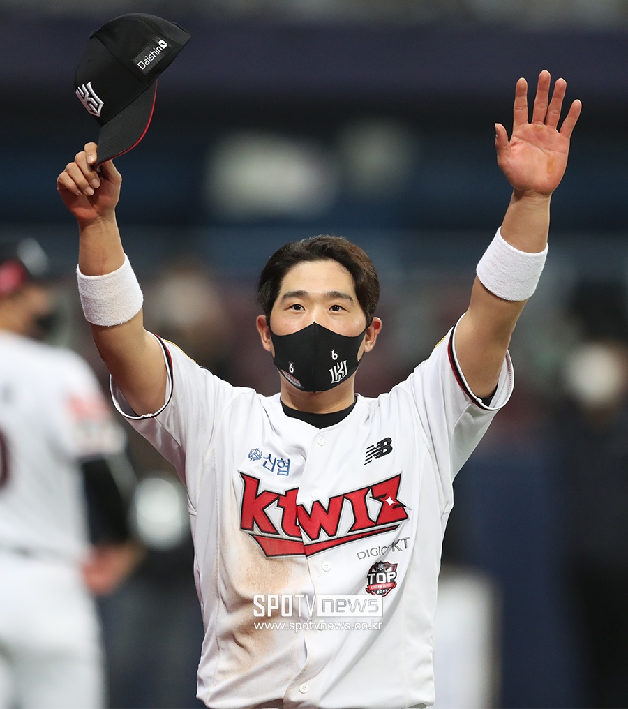 [포토S] '데일리 MVP' 박경수, 팬들 향해 손인사