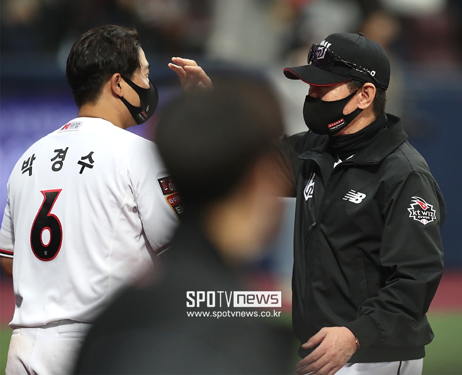 [포토S] 이강철 감독, '경수야 고생했다'