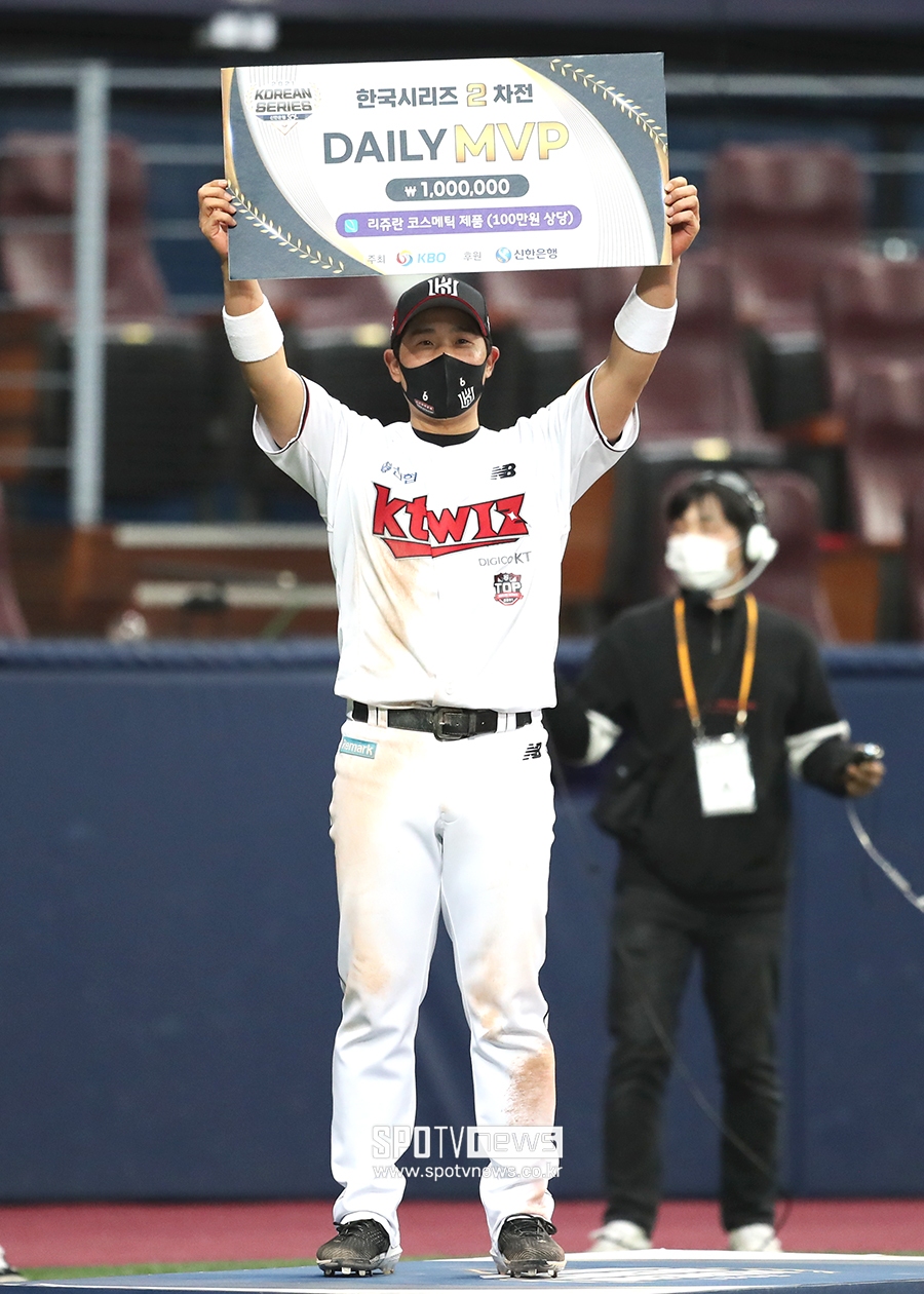 [포토S] 박경수, 한국시리즈 2차전 MVP
