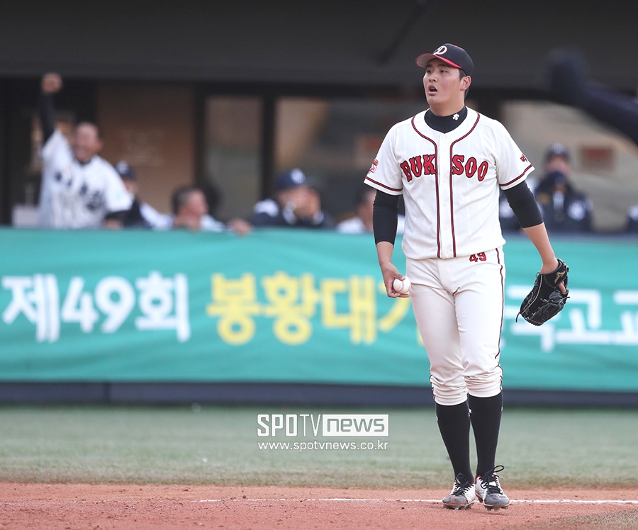 [포토S] 심준석, 폭투로 실점 허용