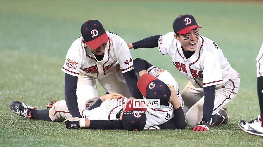 [포토S] 덕수고, 유신고 꺾고 짜릿한 봉황대기 우승!
