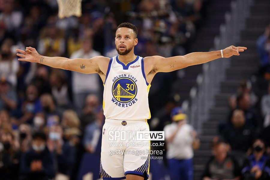 '커리 3점슛 9개 원맨쇼' GSW, 브루클린 대파