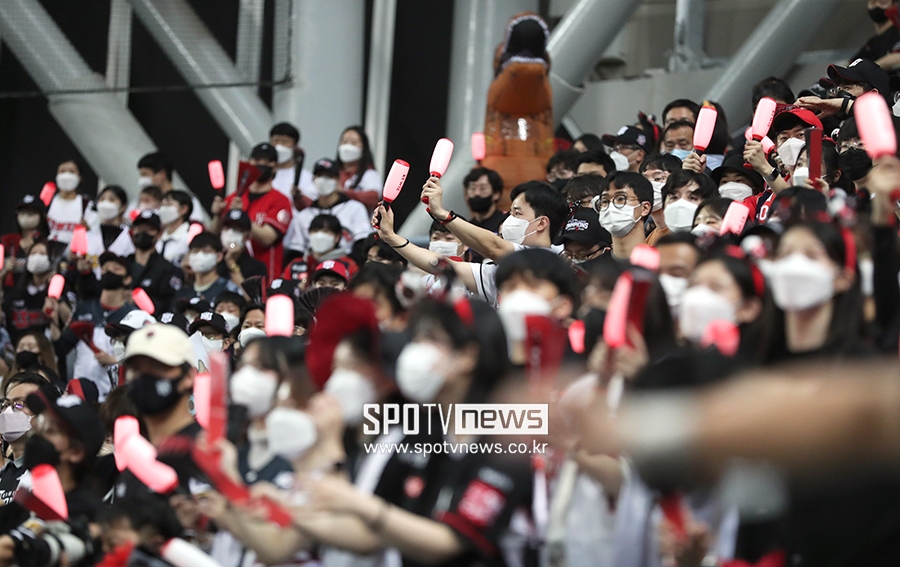 [포토S] 창단 첫 우승 기다리는 KT 팬들, '힘차게 응원봉을 흔들며'