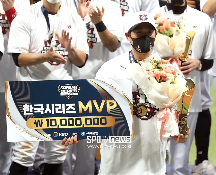 [포토S] '부상 투혼' 박경수, 한국시리즈 MVP