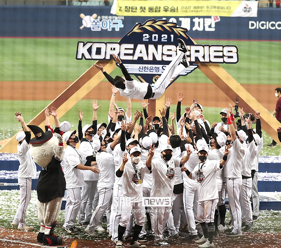 [포토S] 이강철 감독, 우승 헹가래!