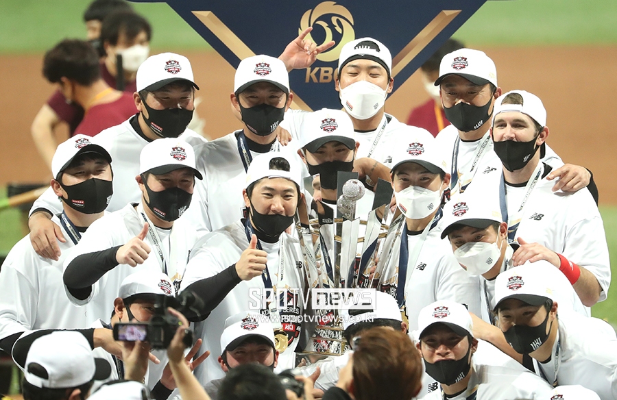 [포토S] 우승 거둔 KT, 옹기종기 모여 기념 촬영