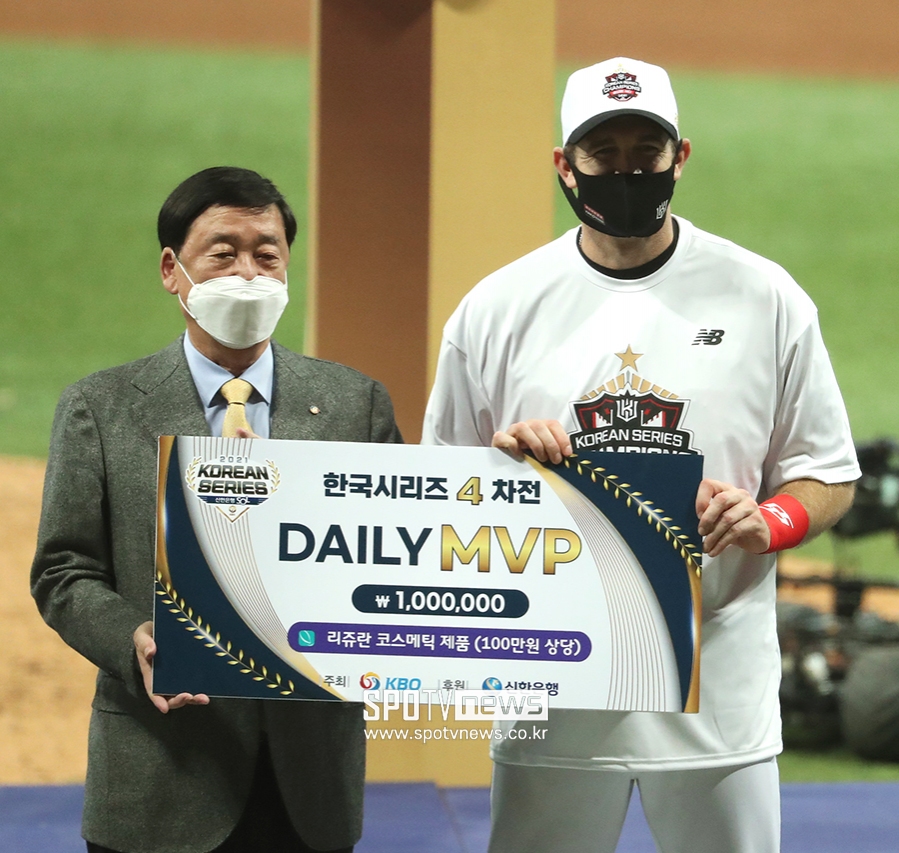 "한화 방출 뒤 야구 못할 줄 알았는데…" 호잉 감격의 우승