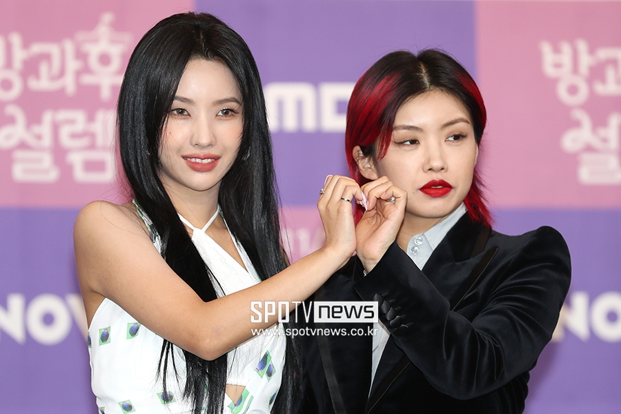 [포토S] (여자)아이들 소연-아이키, 하트 만들기
