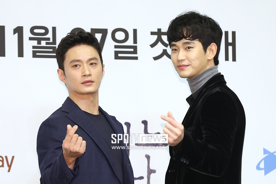 [포토S] 김수현-김성규, 하트 발사