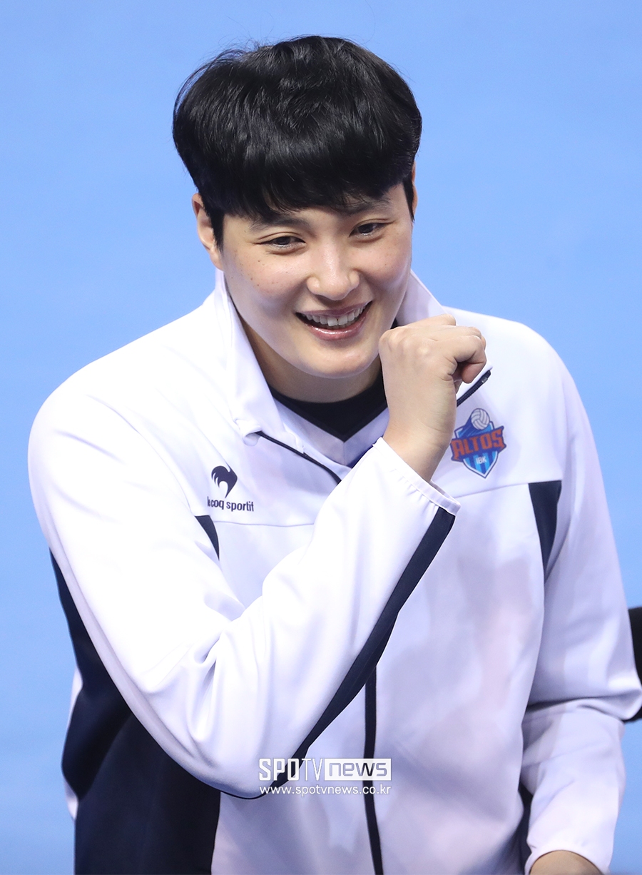 [포토S] 경기 준비하는 김희진