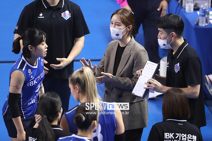 [포토S] 선수들과 대화 나누는 김사니 감독 대행