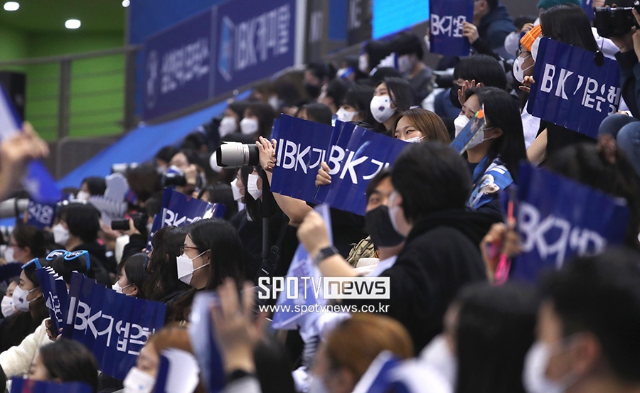 [포토S] 뜨거운 응원 펼치는 IBK기업은행 팬들