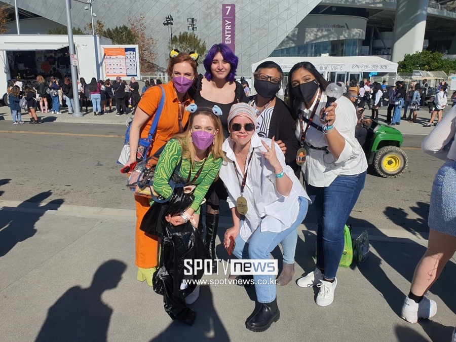[LA 현장]BTS보려 아침부터 몰려든 아미들…"받은 사랑 돌려줄래요" 눈물
